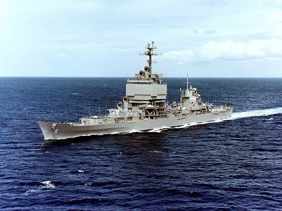 The U.S. Navy guided missile cruiser USS Long Beach (CGN-9) underway off Oahu, Hawaii (USA), 9 May 1973.