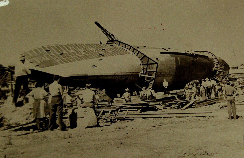 Possible PC-461 class submarine chaser being over in its cradle, U.S. Navy, circa 1942 (21889281716)